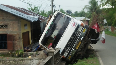Truk Muatan Tanah Tabrak Rumah Warga