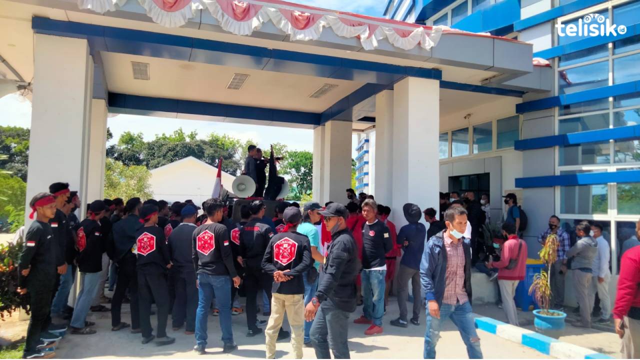 Unjuk Rasa di Dikbud Sultra, Massa Tamalaki Tuntut Kejelasan Benda Pusaka