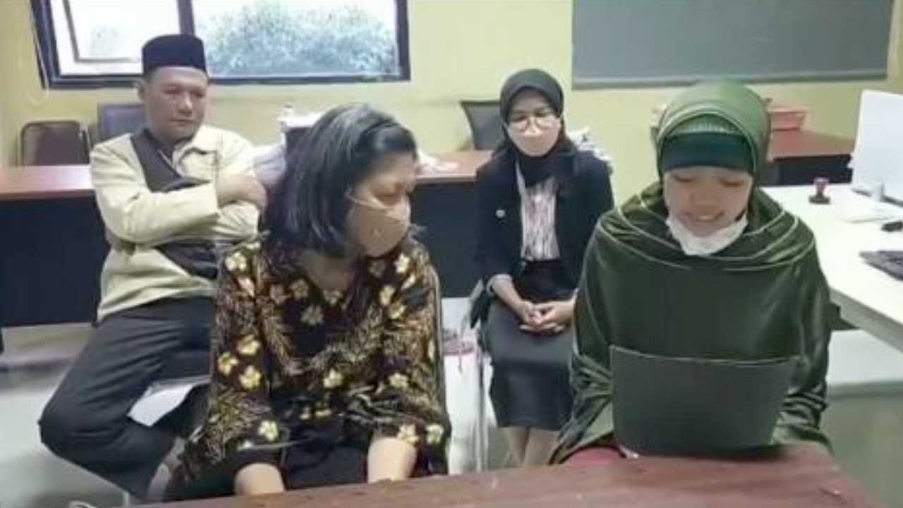 Usai Jadi Mualaf, Gadis Cantik Tak Pulang ke Rumah hingga Dimediasi dengan Orang Tua