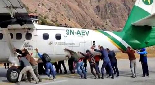 Viral: Ban Pecah, Penumpang Ramai-Ramai Dorong Pesawat di Landasan Pacu