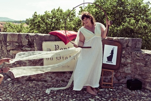 Wanita Ini Menikah dengan Jembatan, Direstui Wali Kota