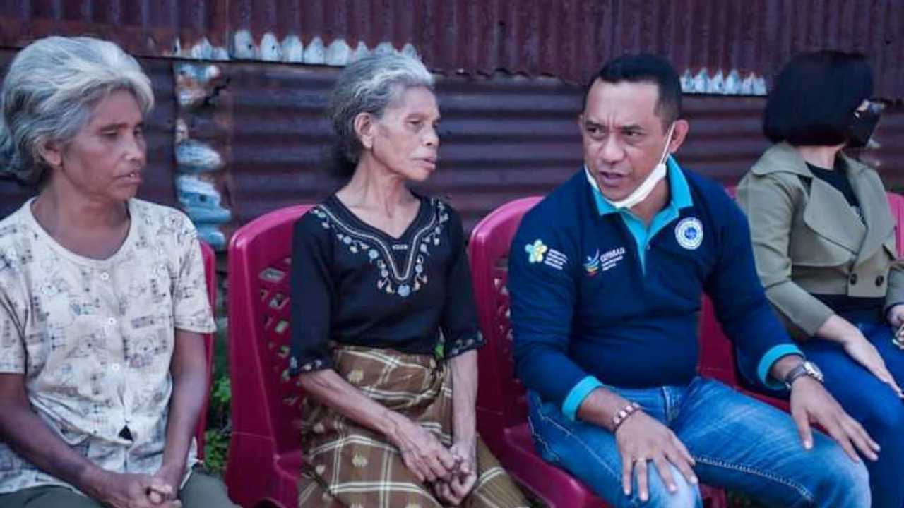 Warga Sering Ditolak, Bupati Manggarai Berhasil Akrab dengan Orang Gila