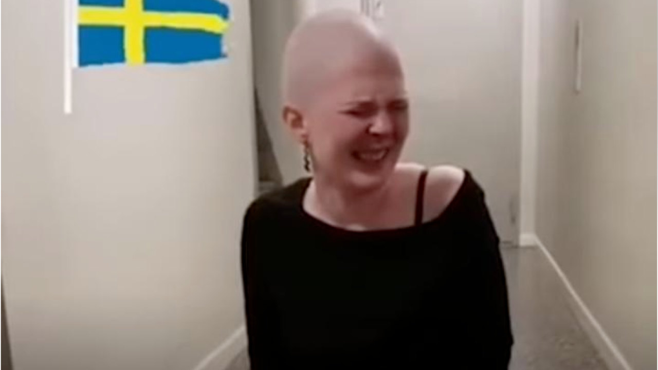Viral: Wanita Cantik Swedia Sujud dan Menangis saat Dengar Bacaan Al-Quran