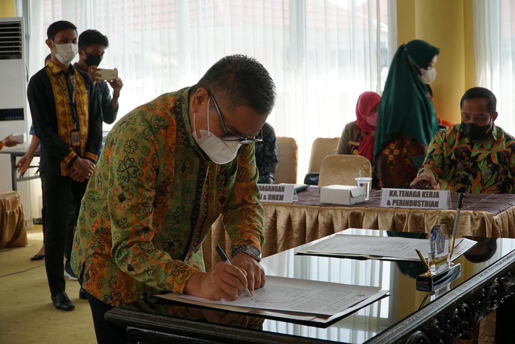 12 OPD Kota Kendari Komitmen Selenggarakan Perizinan Berbasis Risiko