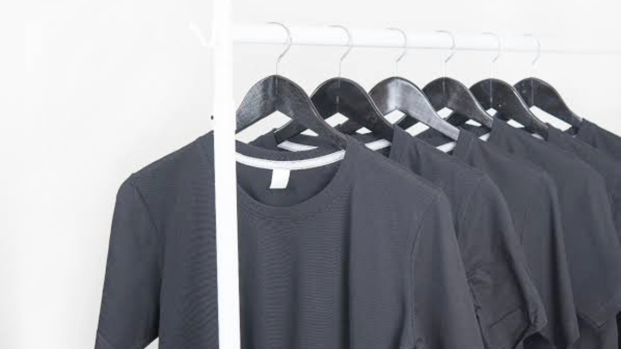 7 Keuntungan Pakai Baju Warna Hitam, dari Stylish hingga Elegan