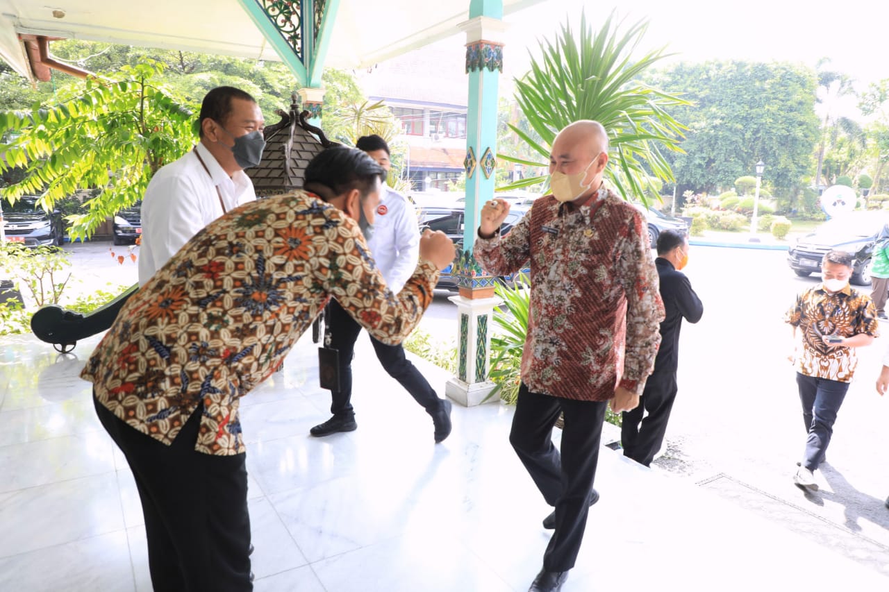 Ekonomi Terpuruk Tak Ada PJU, Pemprov Jatim Gelontor 9.900 Titik Penerangan Jalan di Madiun