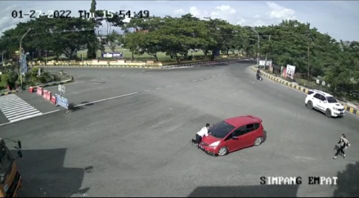 Aksi Heroik Polisi Gagalkan Perampasan Mobil, Diseret hingga 1 Kilometer