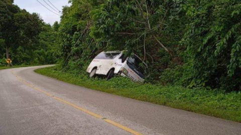 Ambulance RSUD Baubau Tergelincir di Tepian Hutan