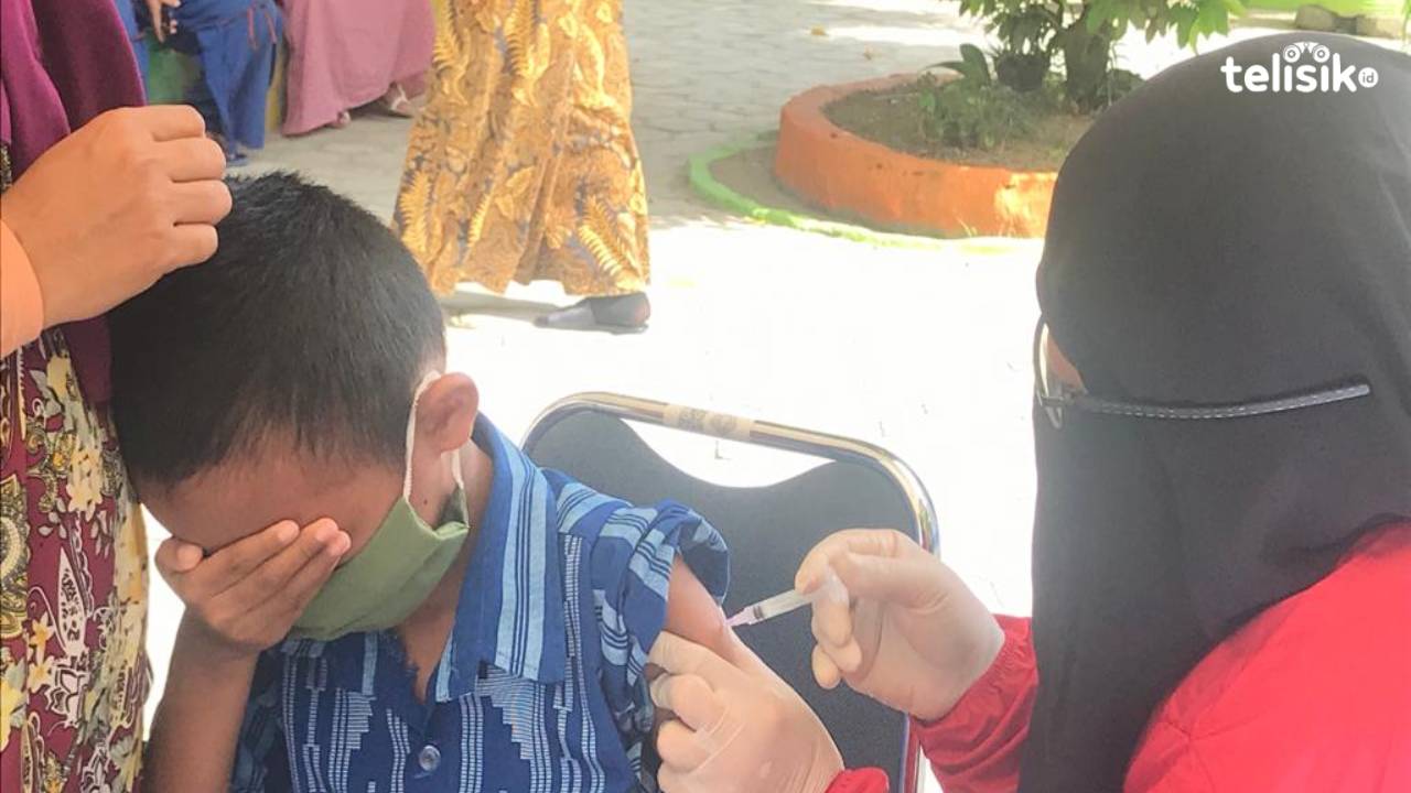 Anak Takut Disuntik Vaksin, Begini Cara Vaksinator Menenangkannya