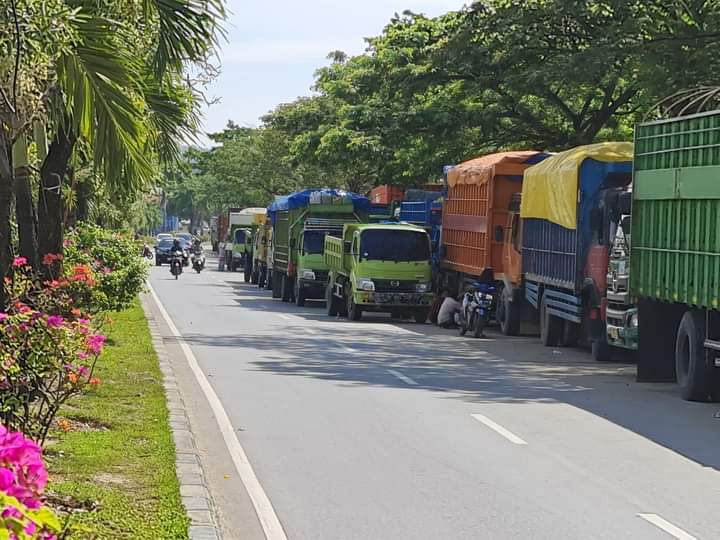 Antrean Truk di SPBU Teratai hingga ke Ruas Jalan, Ganggu Pengguna Jalan