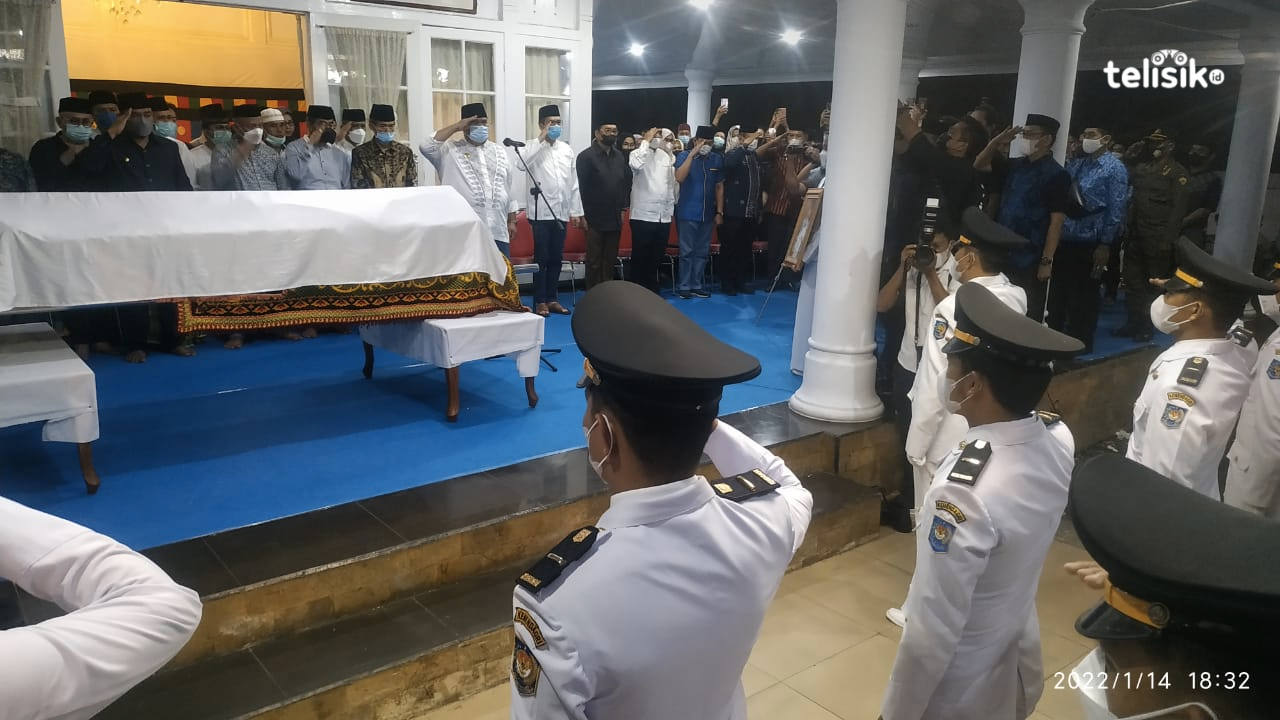 Gubernur Ali Mazi Pimpin Upacara Pemberangkatan Jenazah Wali Kota Baubau