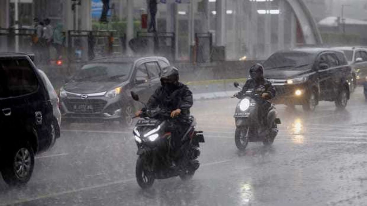 Hindari Kecelakaan, Begini Cara Aman Berkendara di Jalan Basah