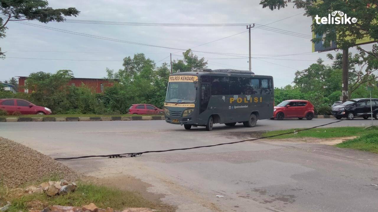 Kabel Listrik Jatuh ke Ruas Jalan Gegara Sambaran Mobil Dalmas Polres Kendari