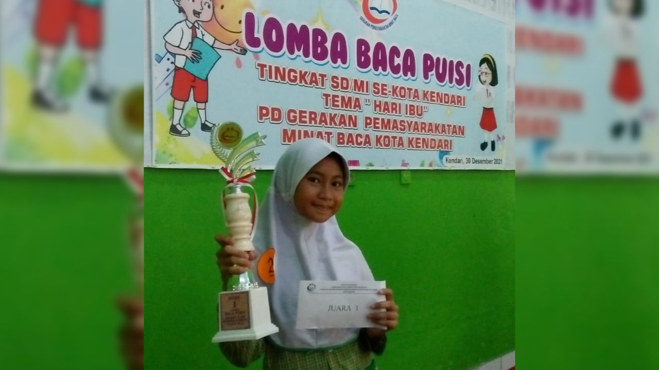 Kalahkan Puluhan Sekolah, MI PESRI Kendari Raih Juara 1 Lomba Baca Puisi