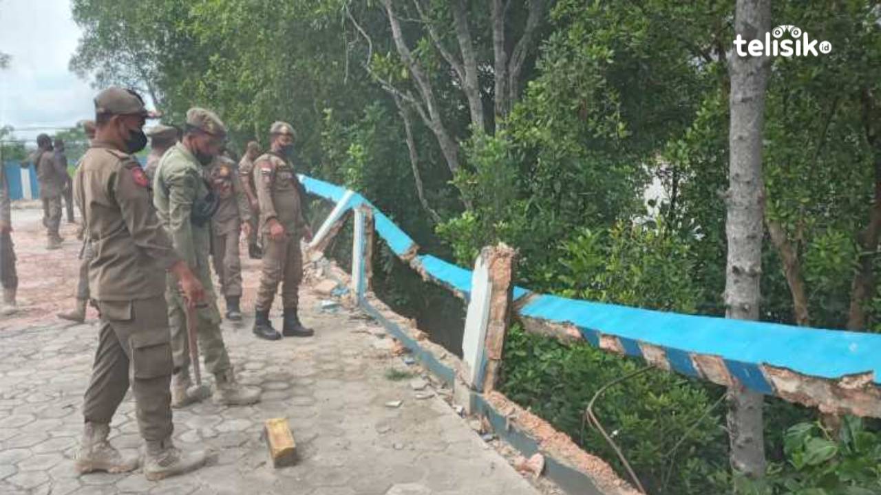 Langgar Sempadan Kali, Pemkot Kendari Bongkar Pagar Warkop Kopi Haji Anto