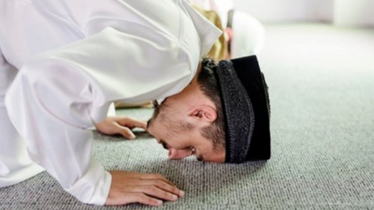 Menjadi Penanda di Hari Akhir, Ini 7 Keutamaan Perbanyak Sujud