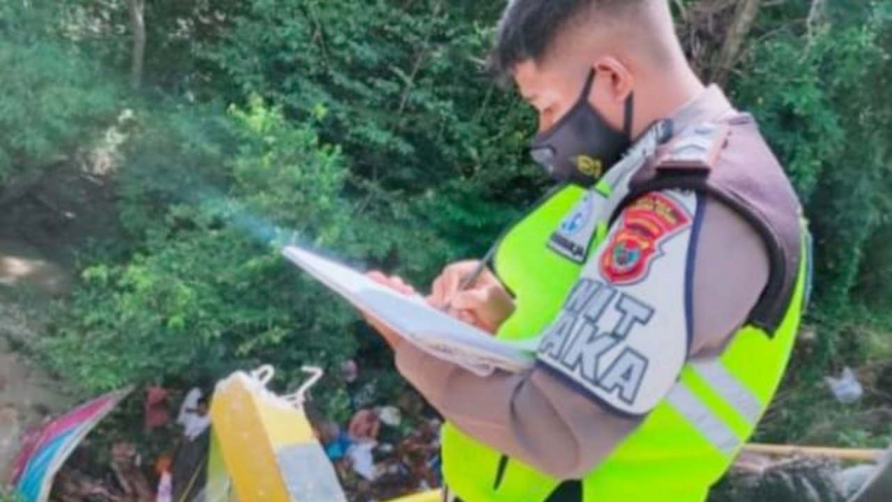 Mobil Light Truck di Sumba Timur Terjun Sungai, 2 Tewas