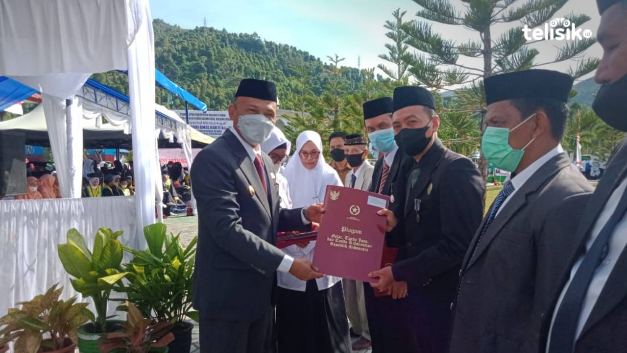 Peringati Hari Amal Bakti Ke-76, Kemenag Kolut Beri Penghargaan Siswa Berprestasi