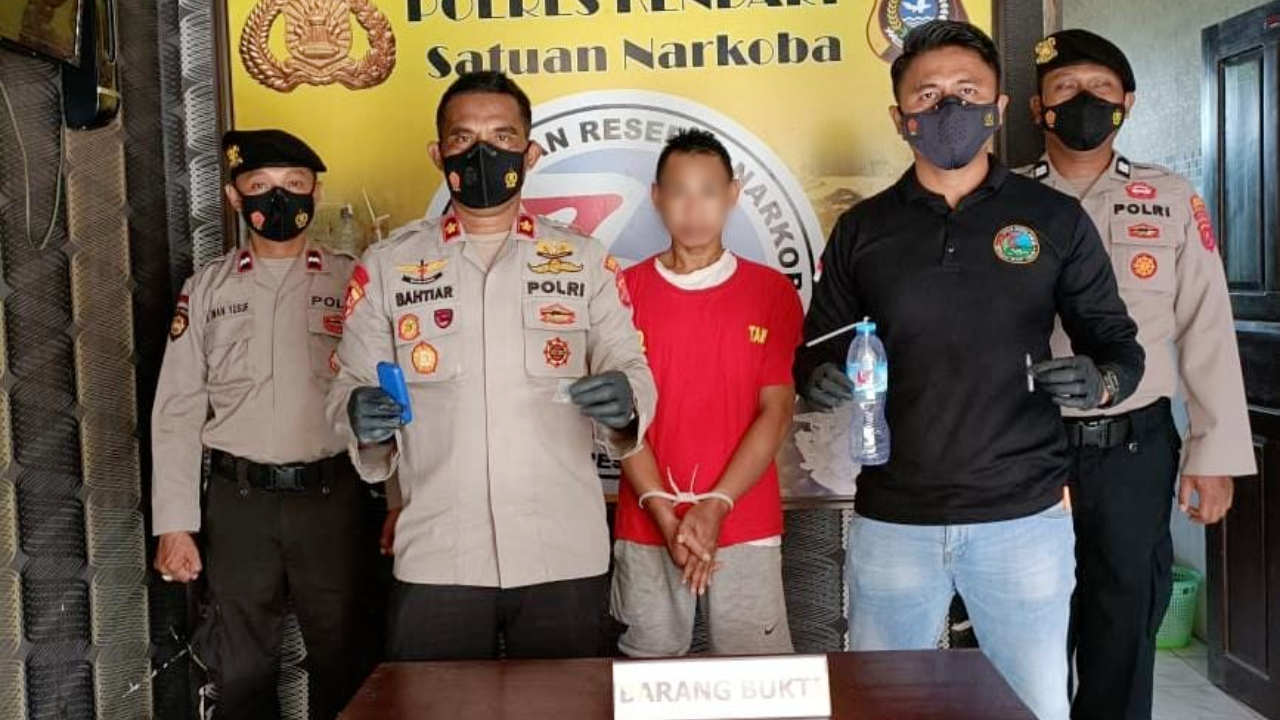 Sempat Kabur Lewat Jendela, Polisi Bekuk Pengedar Sabu di Kendari