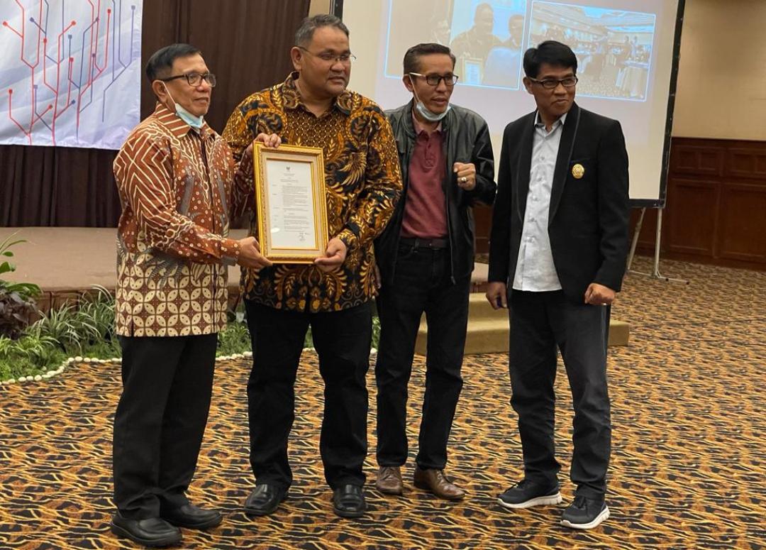 SK JMSI Sebagai Konstituen Dewan Pers Diserahkan Hendry Bangun di Bandung