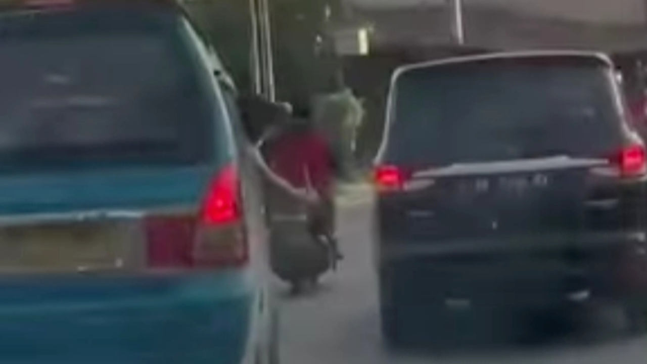 Sopir Angkot Kejar Pengendara Wuling Gunakan Senjata