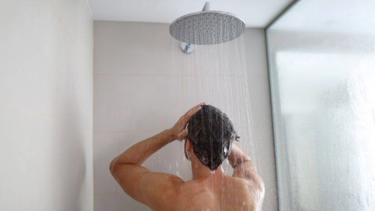 Suka Mandi Malam? Ini 7 Dampak Buruk Jika Terlalu Sering