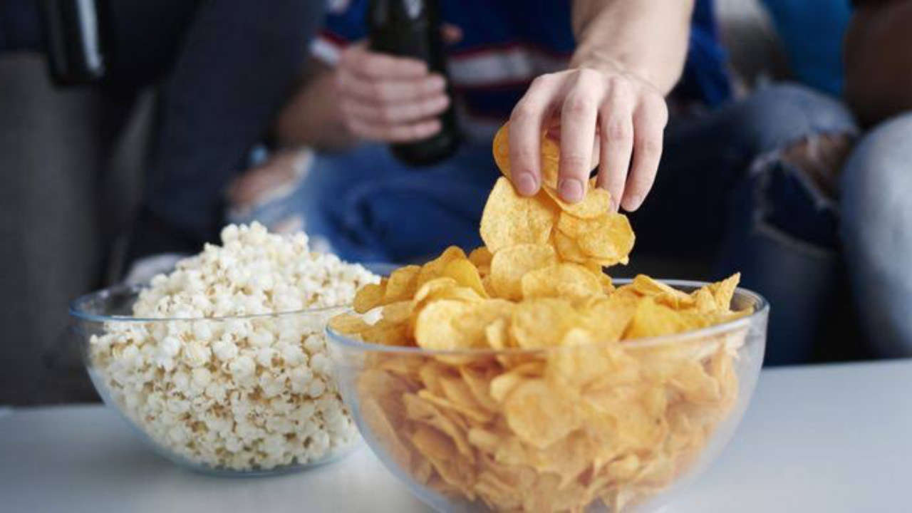 Suka Ngemil? Ini Kekurangan dan Manfaatnya Bagi Kesehatan