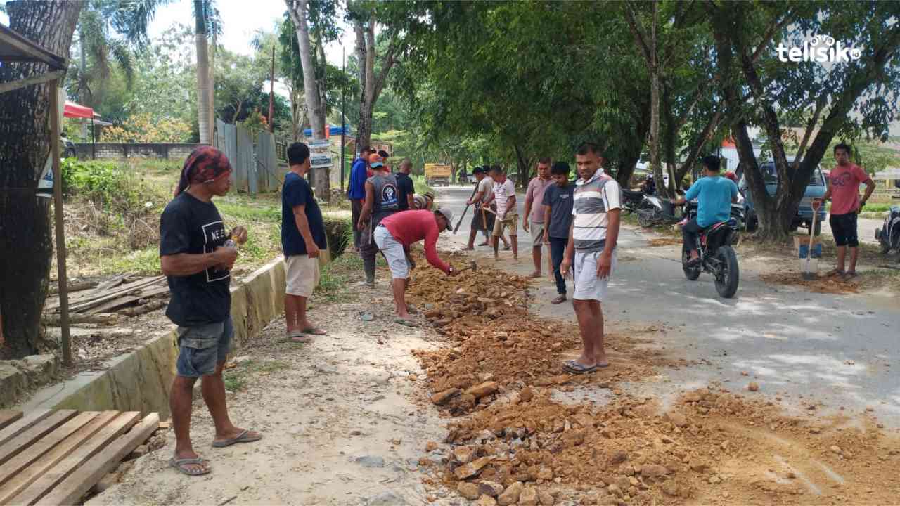 Tak Diperhatikan Pemerintah, Warga Anduonohu Kendari Gotong Royong Perbaiki Jalan Rusak