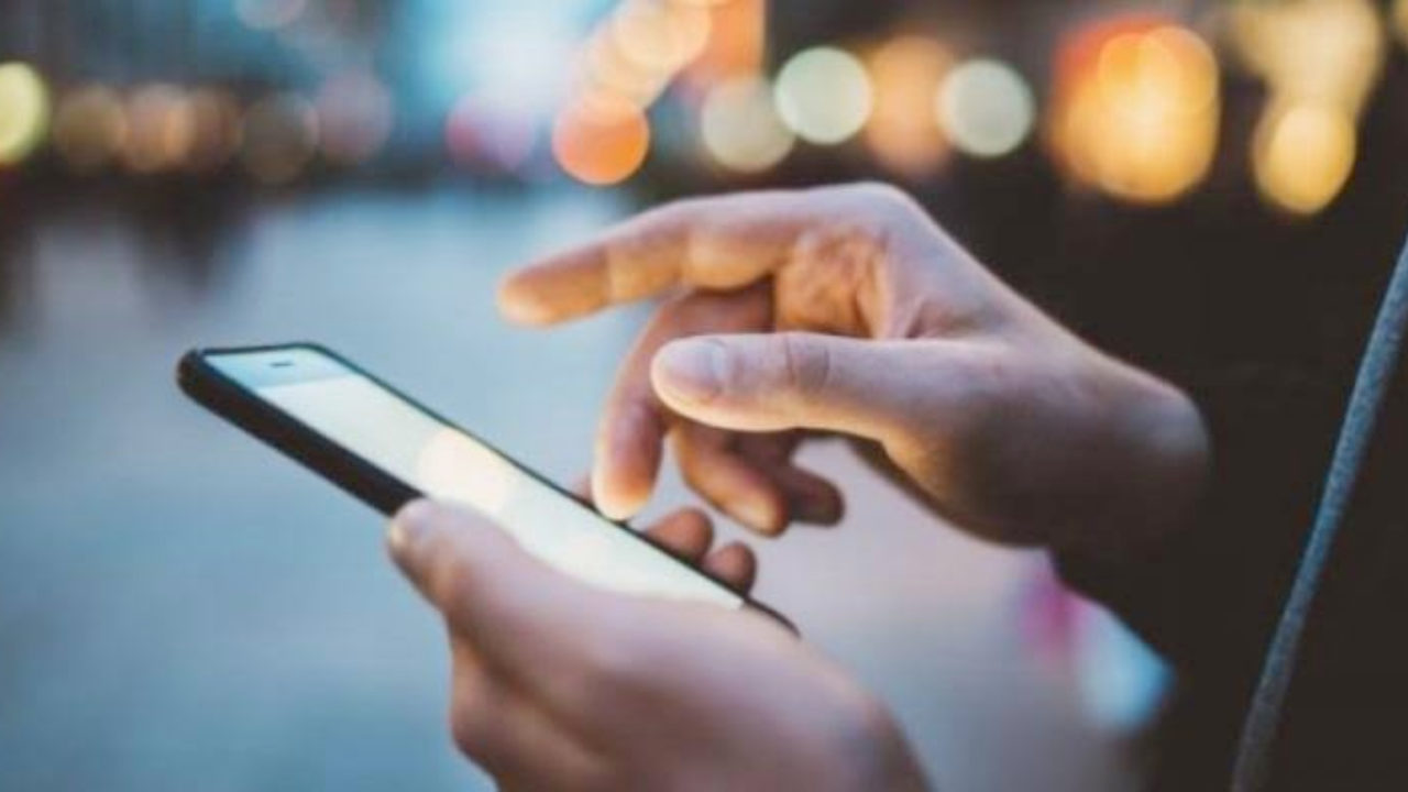 Ternyata Ini Sebabnya Sinyal Ponsel Sering Lemot Saat Hujan