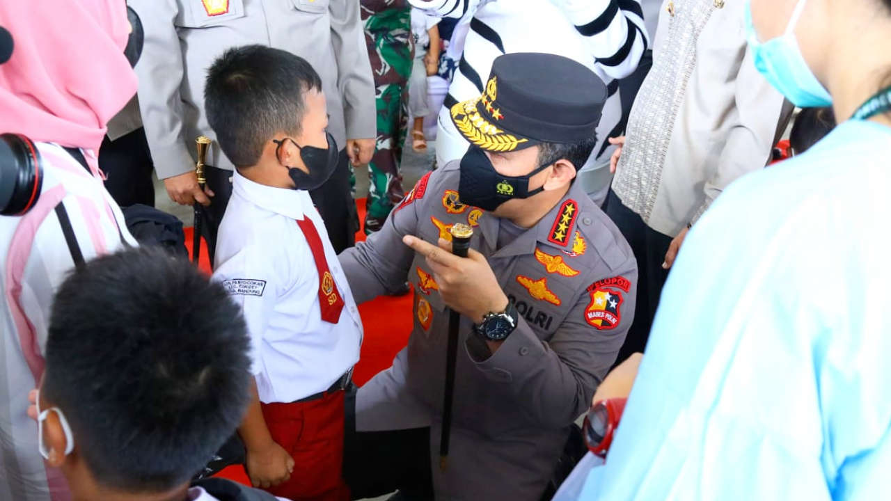 Tinjau Vaksinasi Serentak se-Indonesia, Kapolri Ingatkan Syarat Wajib PTM 100 Persen  