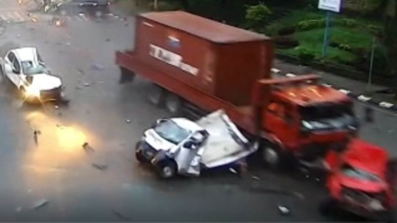 Truk Tronton Maut di Balikpapan, Sopir Tak Banting Setir ke Kiri Jadi Sorotan