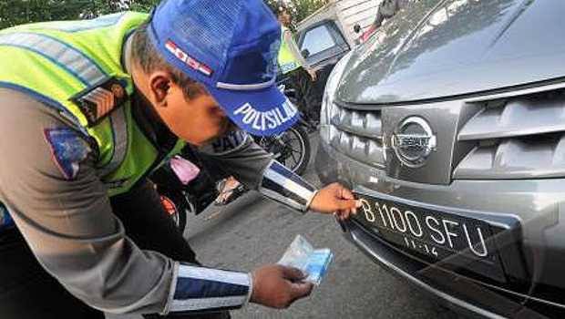 Warna Pelat  Nomor Kendaraan Pribadi Berganti Jadi Putih