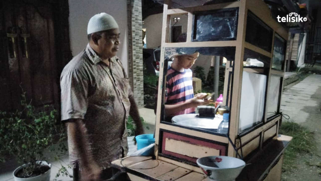 15 Tahun Menabung, Pedagang Bakso Keliling Ini Naik Haji Bersama Istri
