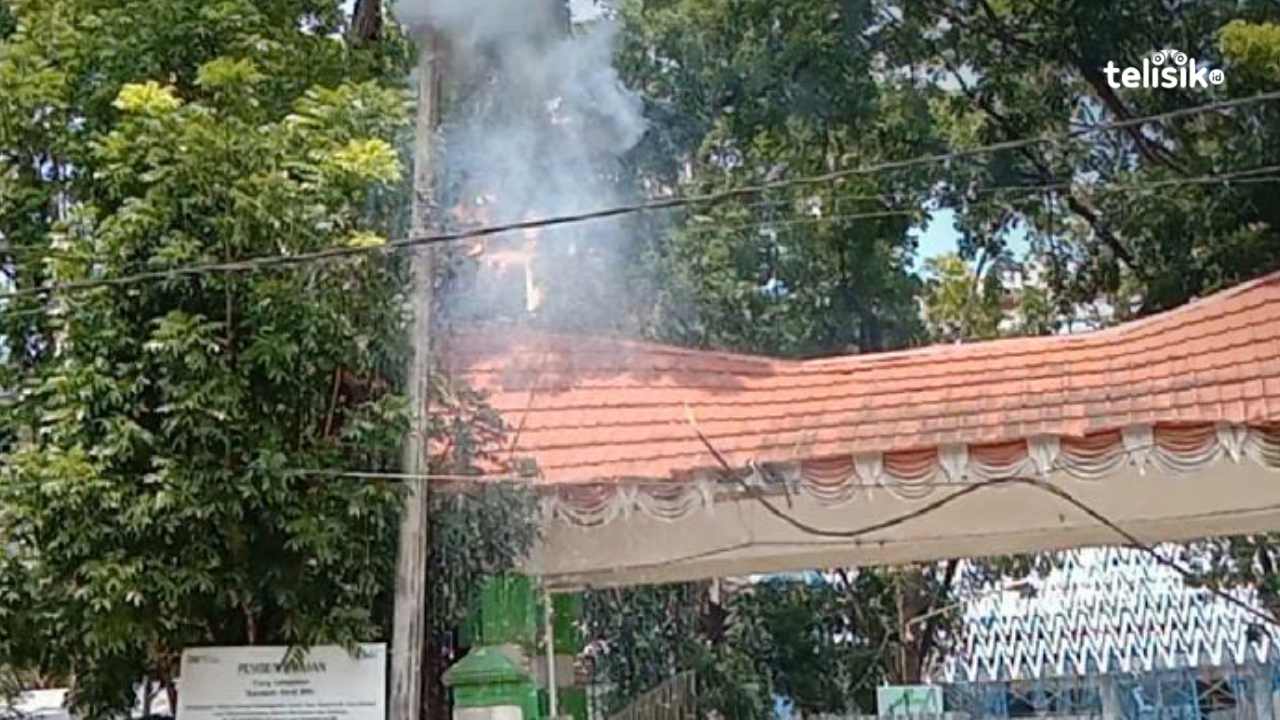 Bikin Panik, Detik-Detik Korsleting Listrik di Depan Kantor Wali Kota Kendari