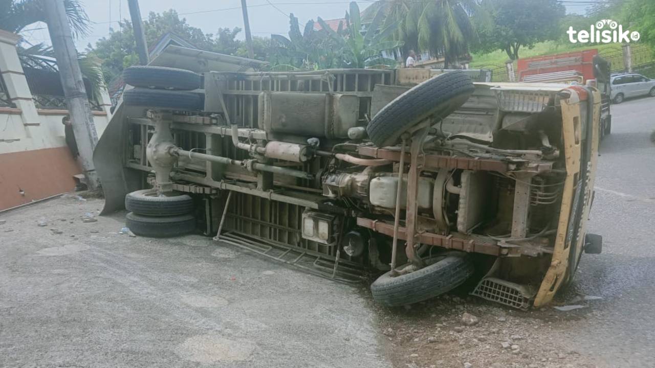 Dari Muna, Truk Bermuatan Meubel Terbalik di Baubau