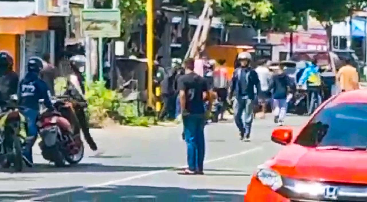 Gegara Ditegur Menggeber Motor, Pos Polantas Polres Sinjai Diserang Oknum TNI
