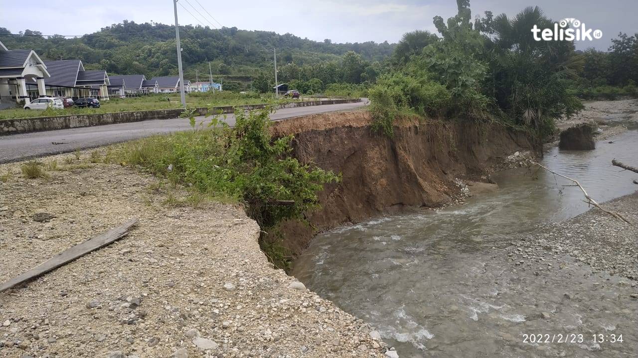 Abrasi Sungai Nyaris Robohkan Jalan Utama Pusat Perkantoran Busel
