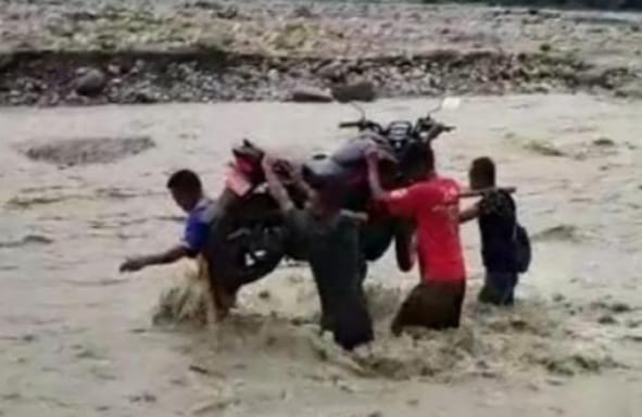 Banjir Besar di Sungai, Warga Pikul Kades dan Motornya di NTT