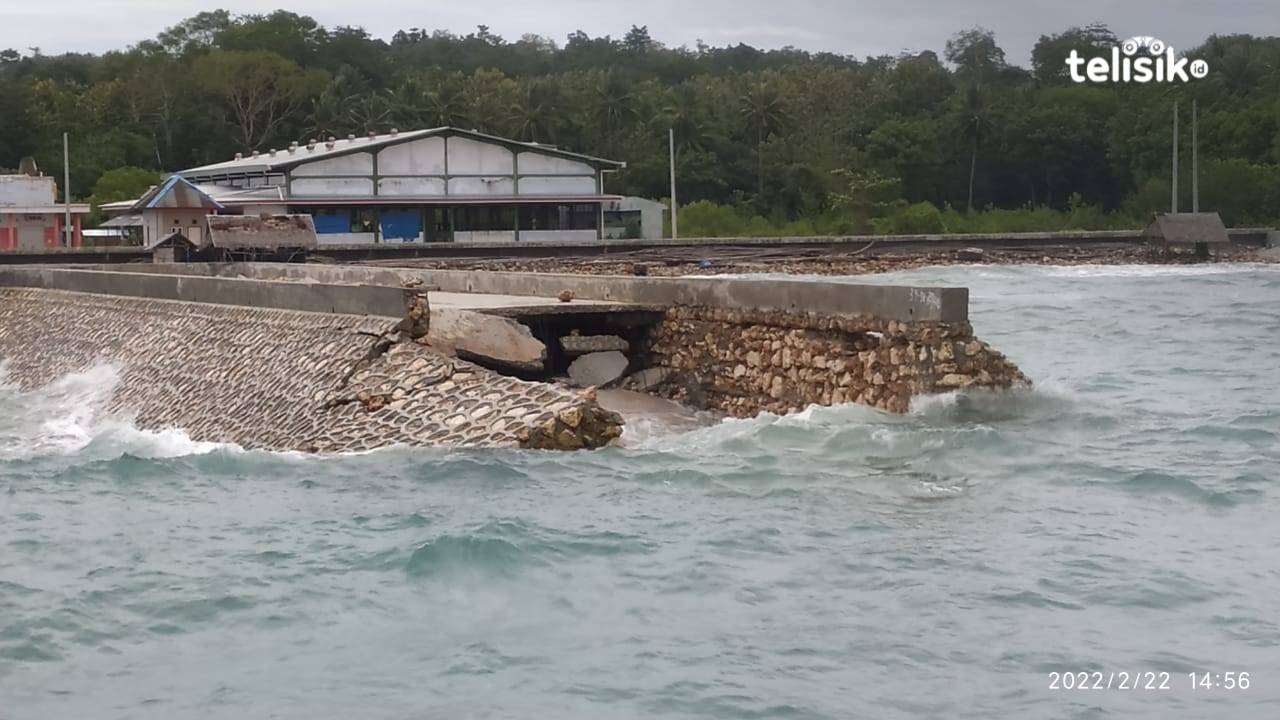 Dermaga Penyeberangan Antar Pulau di Busel Ambruk Dihantam Ombak