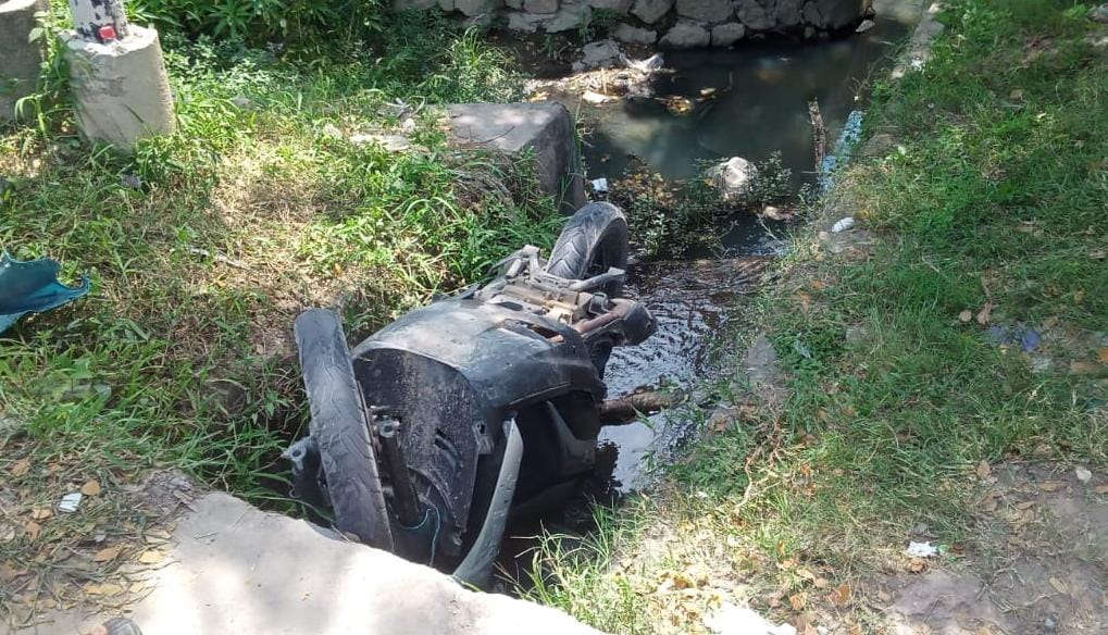 Diduga Mabuk Berat, Pengendara Motor Ugal-ugalan Jatuh ke Selokan