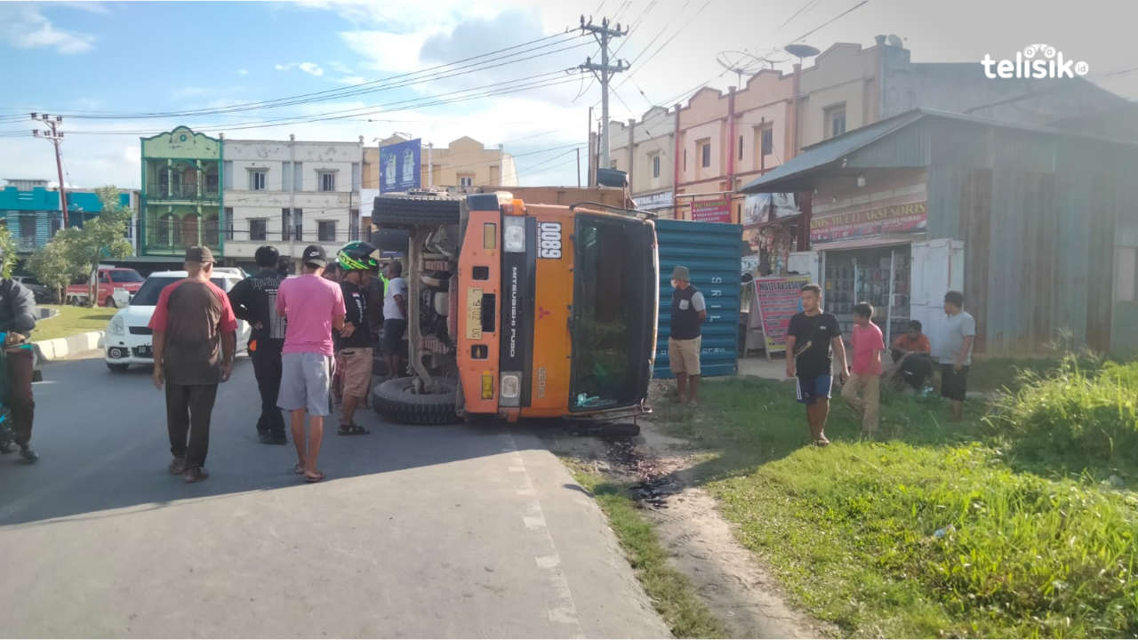 Diduga Rem Blong, Truk Kontainer di Kendari Terbalik