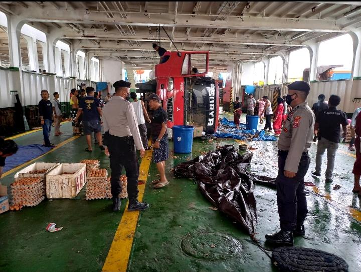 Dihantam Gelombang Tinggi, 2 Mobil Terbalik Dalam Feri