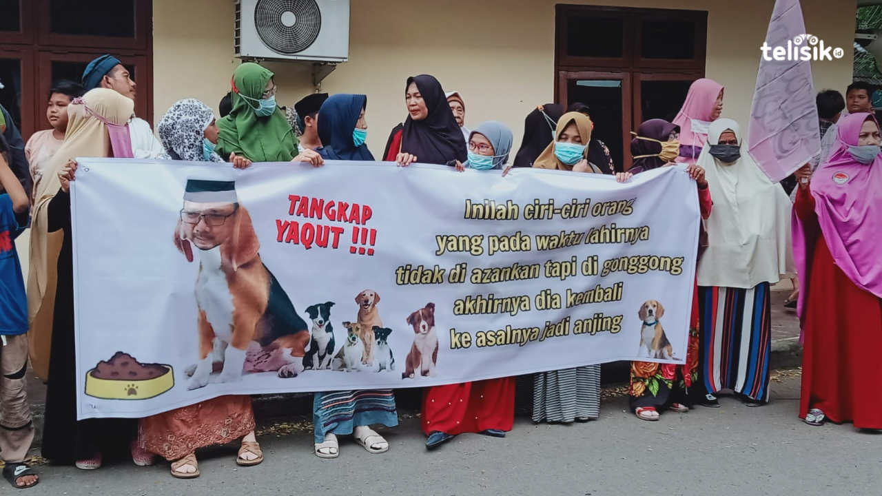 Emak-Emak di Sumut Bentangkan Spanduk Bergambar Wajah Yaqut, Tubuh Binatang