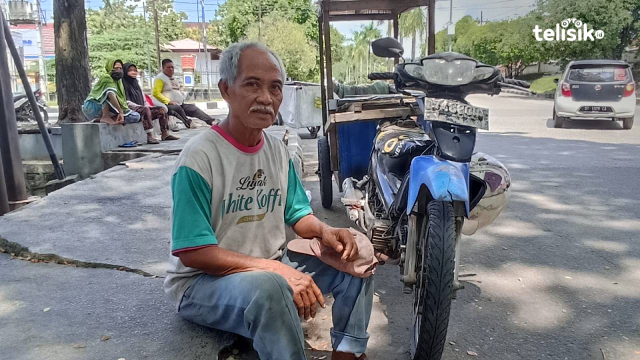 Gagal Bertani, Kakek Ini Terpaksa Mulung demi Keluarga