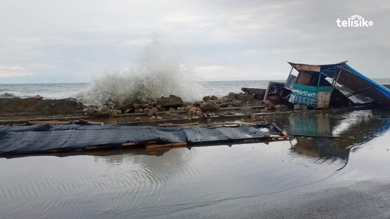 Gerobak PKL di Tepi Jalur By Pass Lasusua Rusak Diterjang Gelombang Tinggi