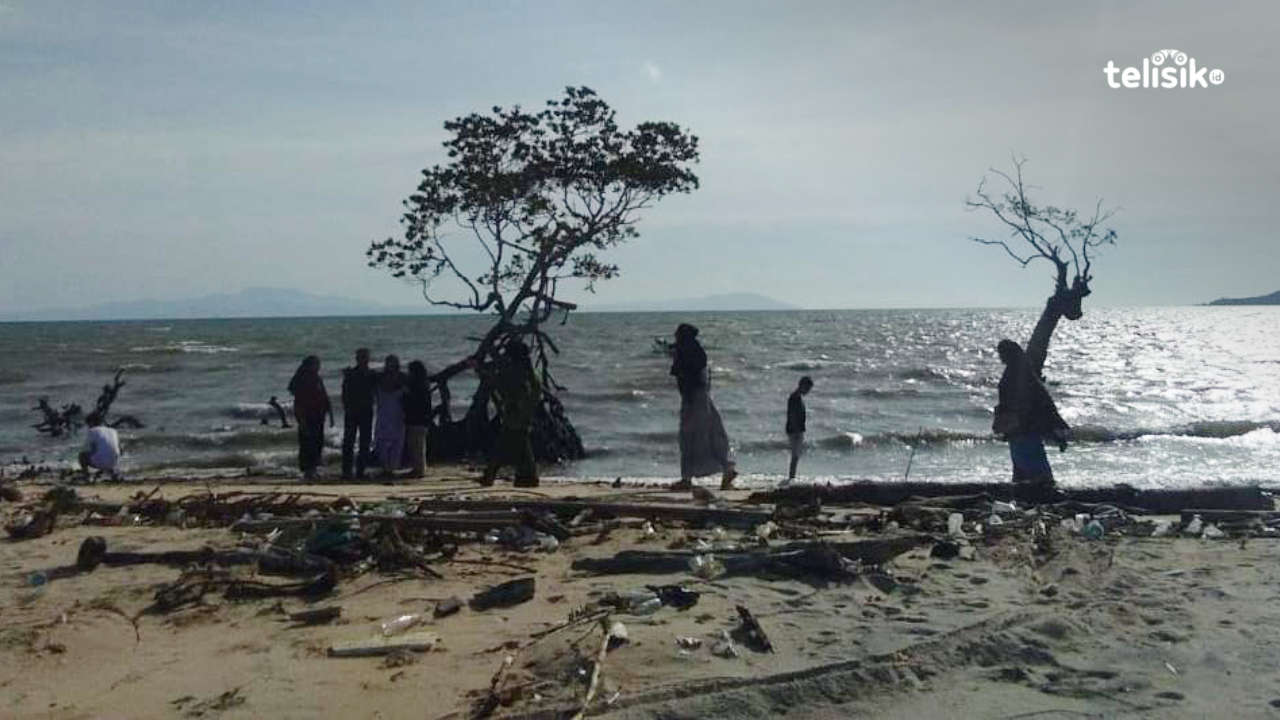 Kurang Kesadaran Pengunjung, Pesona Pantai Pajala Mubar Dikotori Sampah