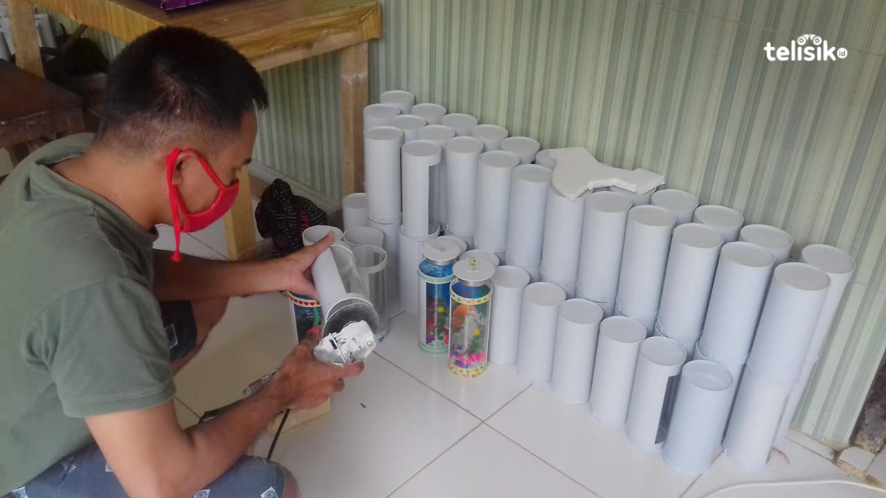 Lihat Peluang Bisnis, Bapak Ini Buka Usaha Akuarium Mini