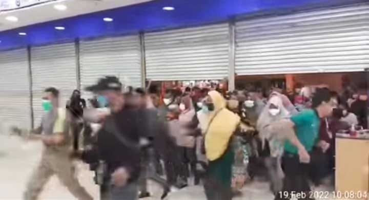 Mak-Mak Saling Rebutan Minyak Goreng di Baubau Viral