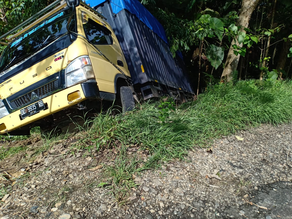 Mobil Box Bermuatan Sembako Seberat 4 Ton Terbalik di Kolut