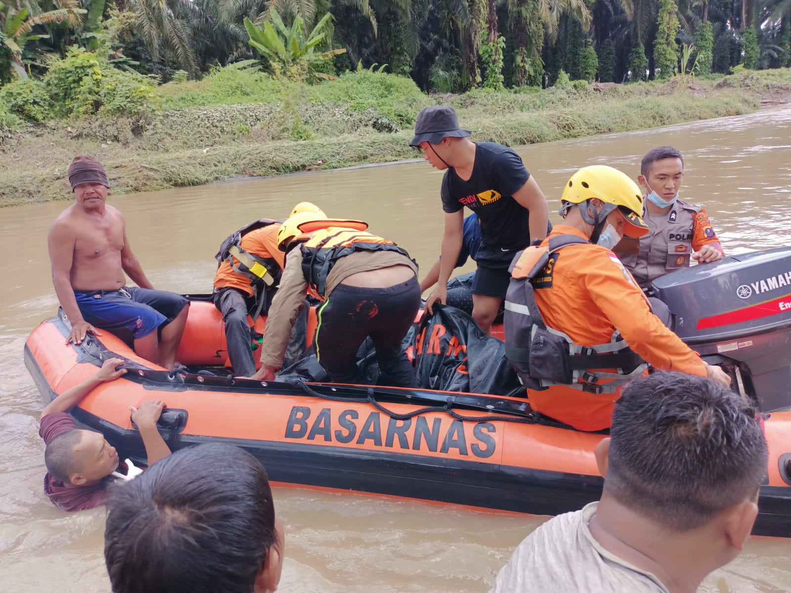 Mobil Hanyut Diseret Air Sungai, Ibu dan Anaknya Tewas Tenggelam